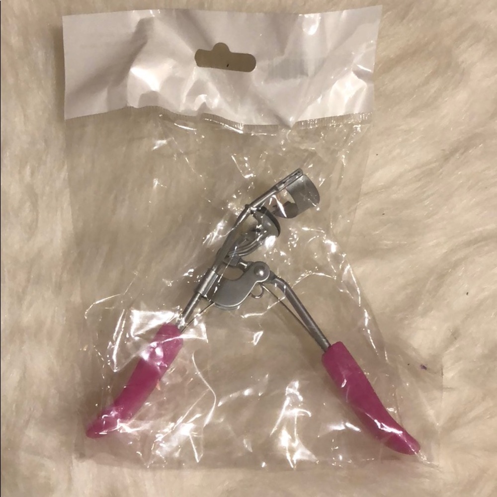Never used Younique eyelash curler 👁